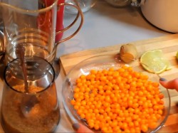 Облепиховый чай с пряностями и перцем чили - шаг 1 Облепиховый чай с пряностями и перцем чили - шаг 1