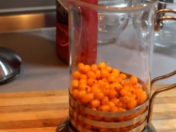 Облепиховый чай с пряностями и перцем чили - шаг 3 Облепиховый чай с пряностями и перцем чили - шаг 3