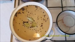 Огурцы в кипящем маринаде на зиму - шаг 3 Огурцы в кипящем маринаде на зиму - шаг 3