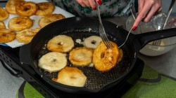 Десертные оладьи с яблоками в кляре - шаг 12 Десертные оладьи с яблоками в кляре - шаг 12