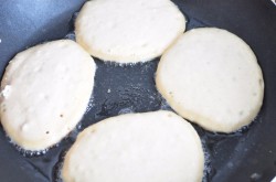 Оладьи на кефире с корицей - шаг 2