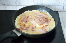 Омлет с беконом - шаг 5