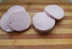 Омлет с помидорами и колбасой на сковороде - шаг 1 Омлет с помидорами и колбасой на сковороде - шаг 1