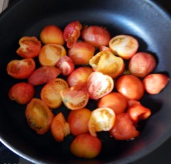 Омлет с помидорами и колбасой на сковороде - шаг 5 Омлет с помидорами и колбасой на сковороде - шаг 5