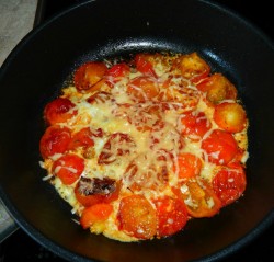 Омлет с помидорами и колбасой на сковороде - шаг 7 Омлет с помидорами и колбасой на сковороде - шаг 7