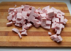 Омлет с помидорами и колбасой на сковороде - шаг 2 Омлет с помидорами и колбасой на сковороде - шаг 2