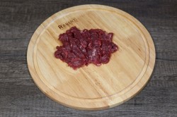 Острая корейская лапша с говядиной овощами и яйцом - шаг 1