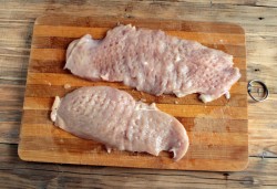 Отбивные из куриных грудок на сковороде - шаг 2