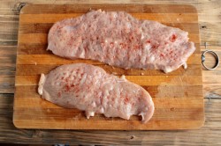 Отбивные из куриных грудок на сковороде - шаг 3