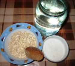 Овсяный кисель из хлопьев геркулеса с черным хлебом - шаг 1