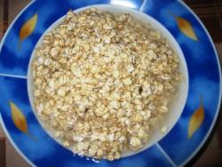 Овсяный кисель из хлопьев геркулеса с черным хлебом - шаг 2