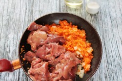 Паштет из куриной печени с морковью и луком - шаг 5