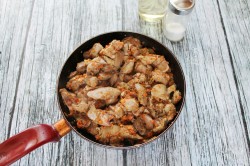 Паштет из куриной печени с морковью и луком - шаг 6