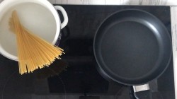 Паста с креветками в чесночном соусе - шаг 2