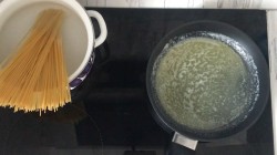 Паста с креветками в чесночном соусе - шаг 3