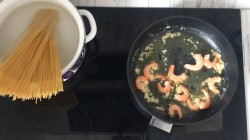 Паста с креветками в чесночном соусе - шаг 4