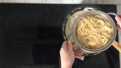 Паста с креветками в чесночном соусе - шаг 7