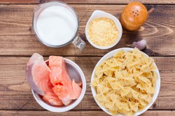 Паста с семгой в сливочном соусе - шаг 1