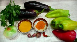 Баклажаны в духовке с болгарским перцем, куркумой и специями - шаг 1 Баклажаны в духовке с болгарским перцем, куркумой и специями - шаг 1