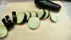 Баклажаны в духовке с болгарским перцем, куркумой и специями - шаг 2 Баклажаны в духовке с болгарским перцем, куркумой и специями - шаг 2