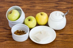 Печеные яблоки с творогом в духовке - шаг 1