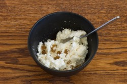 Печеные яблоки с творогом в духовке - шаг 3