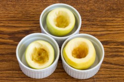 Печеные яблоки с творогом в духовке - шаг 4