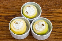 Печеные яблоки с творогом в духовке - шаг 5