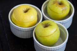 Печеные яблоки с творогом в духовке - шаг 6