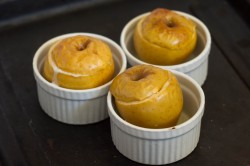 Печеные яблоки с творогом в духовке - шаг 7