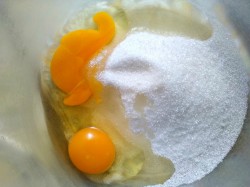 Закрытый песочный пирог с вареньем в мультиварке - шаг 1 Закрытый песочный пирог с вареньем в мультиварке - шаг 1