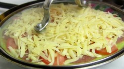 Пицца из кабачка с колбасой мукой - шаг 5