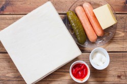 Мини пицца из слоеного теста - шаг 1