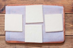 Мини пицца из слоеного теста - шаг 2