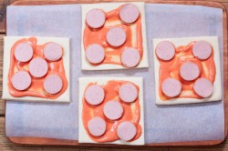 Мини пицца из слоеного теста - шаг 4