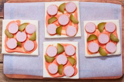 Мини пицца из слоеного теста - шаг 5