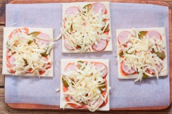 Мини пицца из слоеного теста - шаг 6