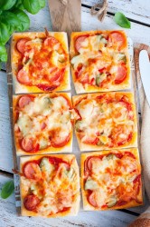 Мини пицца из слоеного теста - шаг 7