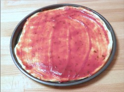 Домашняя пицца с морепродуктами в духовке - шаг 6