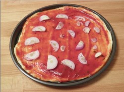 Домашняя пицца с морепродуктами в духовке - шаг 7