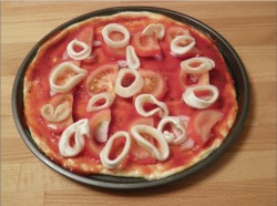 Домашняя пицца с морепродуктами в духовке - шаг 9