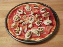 Домашняя пицца с морепродуктами в духовке - шаг 10