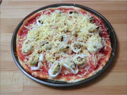 Домашняя пицца с морепродуктами в духовке - шаг 11