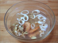 Домашняя пицца с морепродуктами в духовке - шаг 3