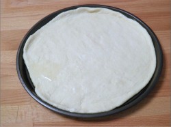 Домашняя пицца с морепродуктами в духовке - шаг 5