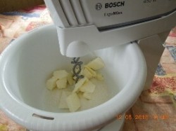 Ванильный пирог с ревенем в духовке - шаг 3