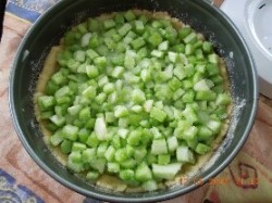 Ванильный пирог с ревенем в духовке - шаг 7