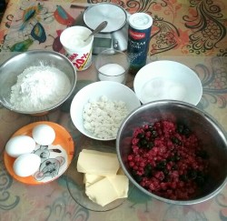 Заливной пирог с ягодами - шаг 1