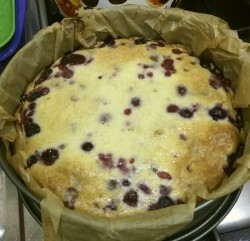 Заливной пирог с ягодами - шаг 8