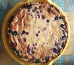 Заливной пирог с ягодами - шаг 9